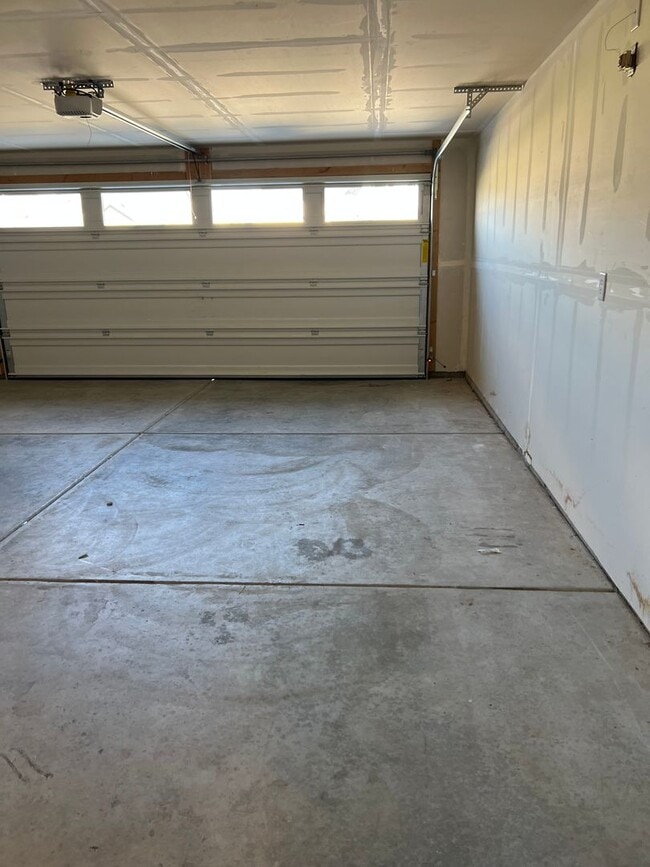 Building Photo - 3 CAR GARAGE