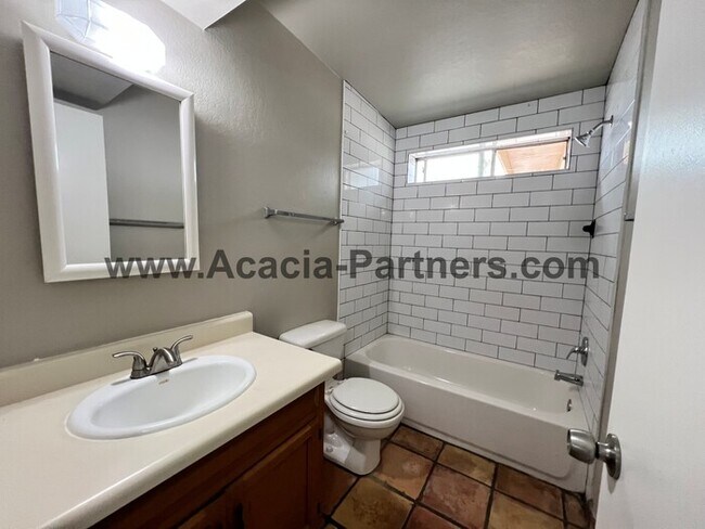 Building Photo - Two Bedroom Home