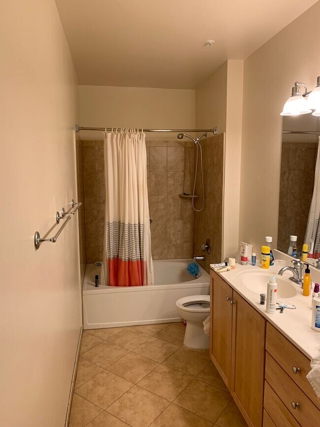 Building Photo - Luxury 1 bedroom 1 bath condo with great amenities