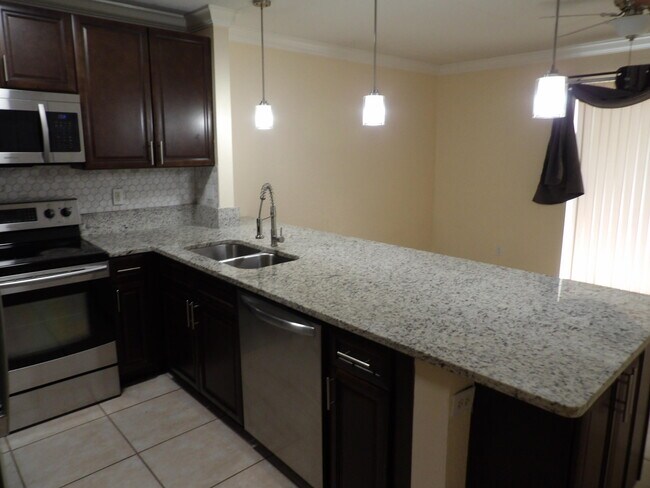 Building Photo - 996 Summit Lake Dr