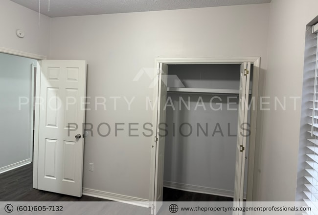 Building Photo - Renovated beauty near the country club and golf course!