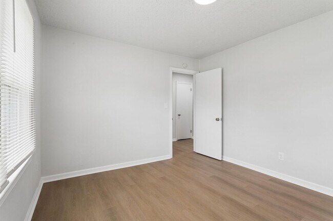 Building Photo - 3BR/1BA Renovated Brick Rancher | 1-Car Garage | Hampton – Coliseum Central
