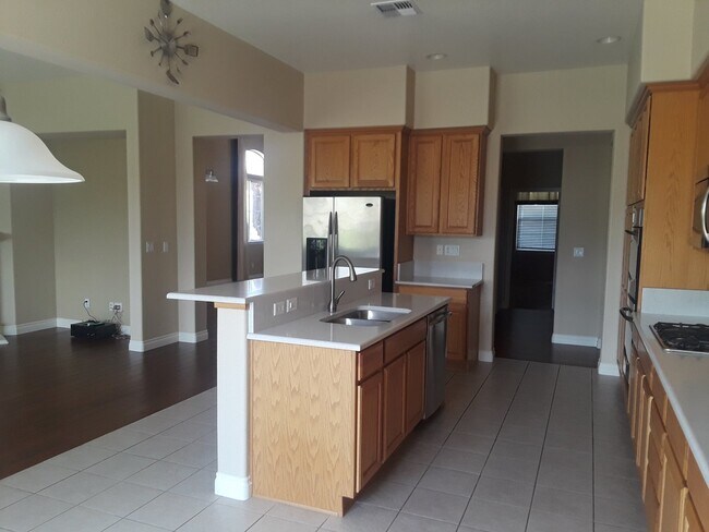 Building Photo - Large home with mountain views near the University of Nevada