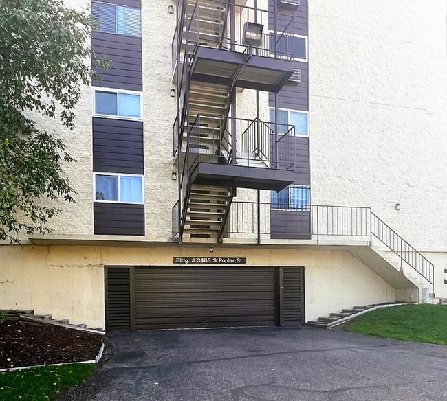 Building Photo - Beautiful 2BR/2BA Condo with Pools, Parkin...