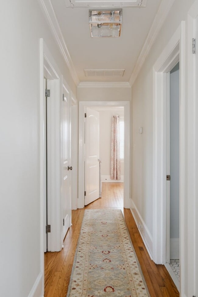 Building Photo - Fully furnished- Beautiful Forest Hills Home