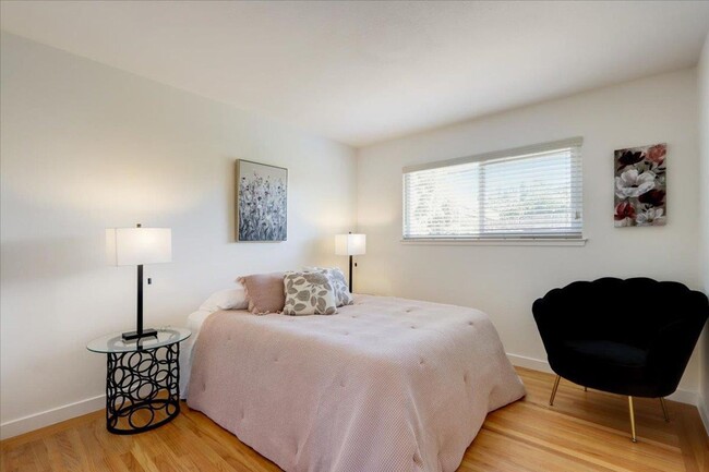 Building Photo - 4 Bedroom Home in Strawberry Park Stunner