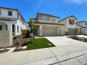 Building Photo - Newer Florsheim Home