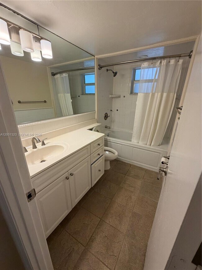 Building Photo - 100 Edgewater Dr