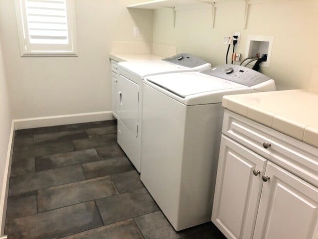 Building Photo - Stunning 4-Bedroom Home in the Desirable G...