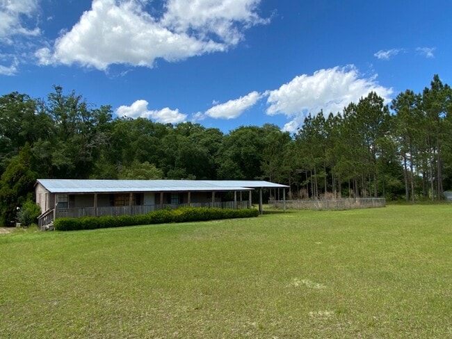 Building Photo - 3 Bedroom, 2 Bath home just outside of Liv...