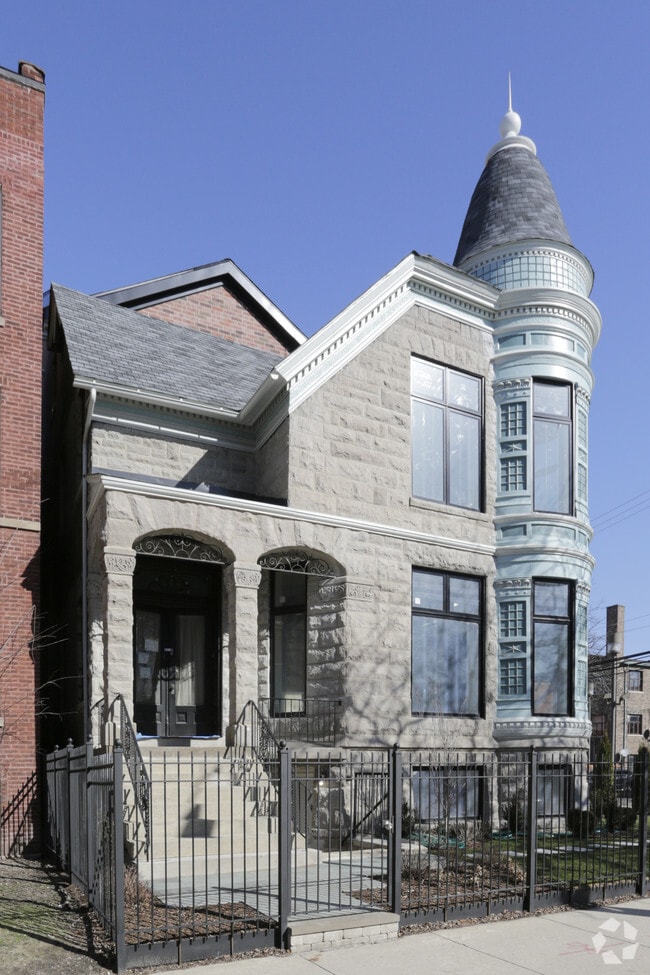 Building Photo - 1418 W Addison
