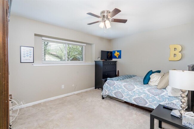 Building Photo - 9127 Highcrest Dr