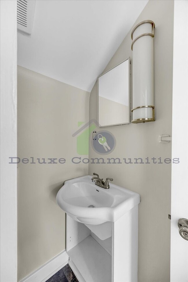 Building Photo - Completely Remodeled 2 Bed- Available Now!!