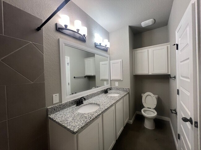 Building Photo - Luxury 3/2 Duplex in Seguin, Texas