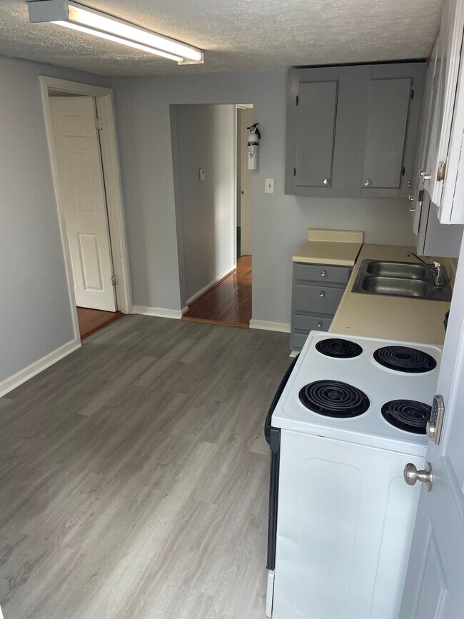 Building Photo - 127 Montmullin St