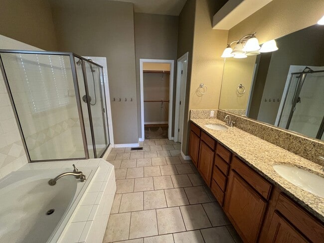 Building Photo - Pine Creek 5bd Home on Corner Lot 6 month ...