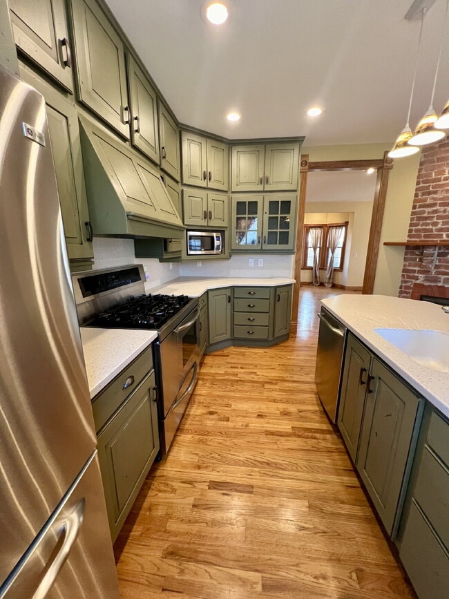 Building Photo - Charming Three Bedroom Home!