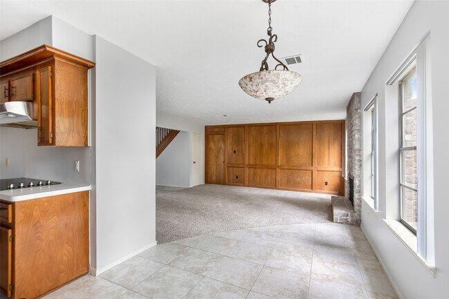 Building Photo - 2130 Lake Hills Dr