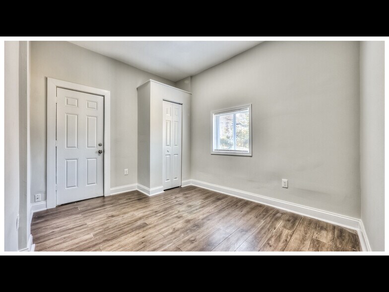 Building Photo - 2220 Lyndhurst Ave