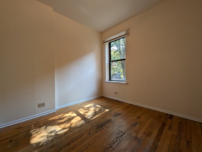 Building Photo - 3147 W Medill Ave