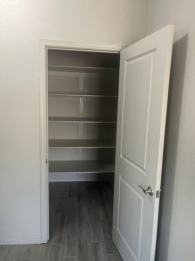Building Photo - Beautiful Like New 4 Bedroom 3 Bathroom ho...