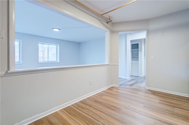 Building Photo - 404 Main St