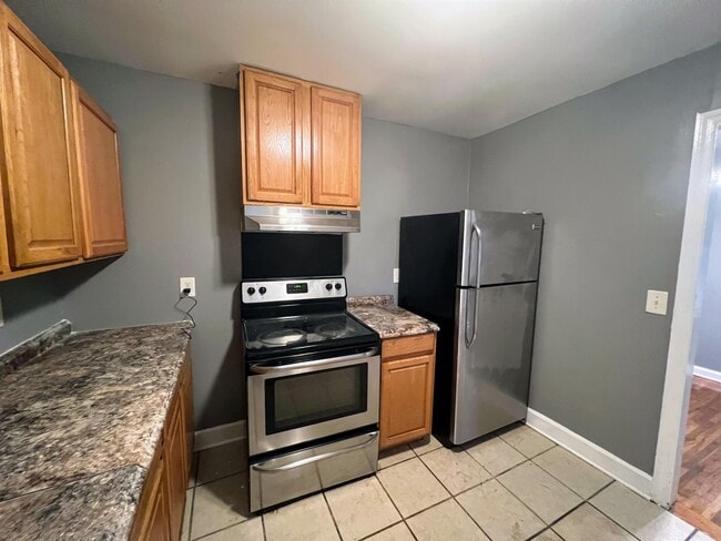Building Photo - 2884 Meadowview Dr SE