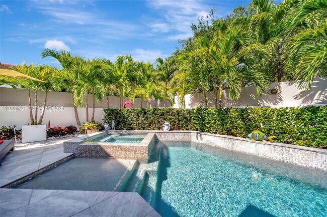 Building Photo - 544 N Victoria Park Rd