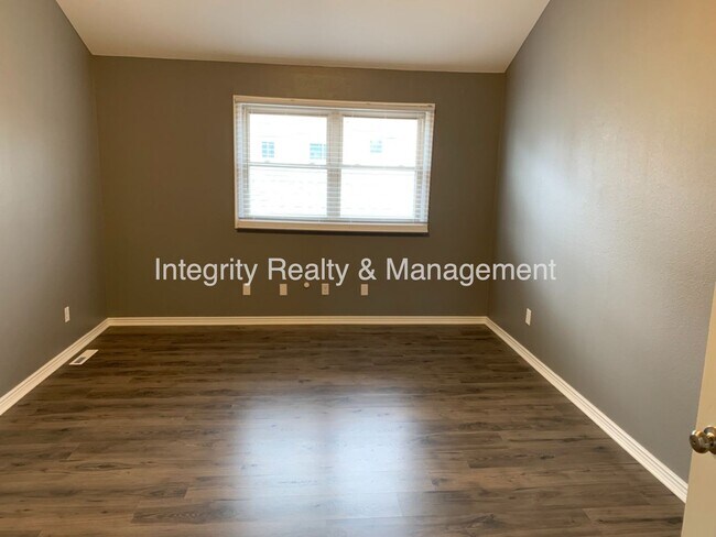 Building Photo - 7565 S Cove Cir