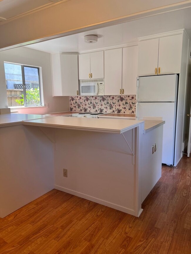 Building Photo - 4 bed 2 bath house available now!