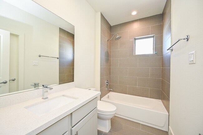 Building Photo - 1106 Fuschia Rd