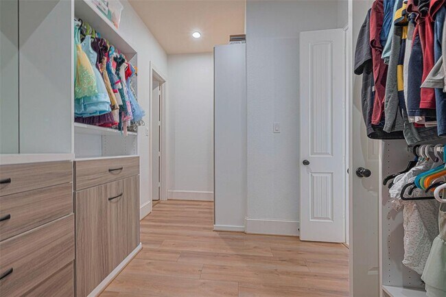 Building Photo - 25618 British Pine court