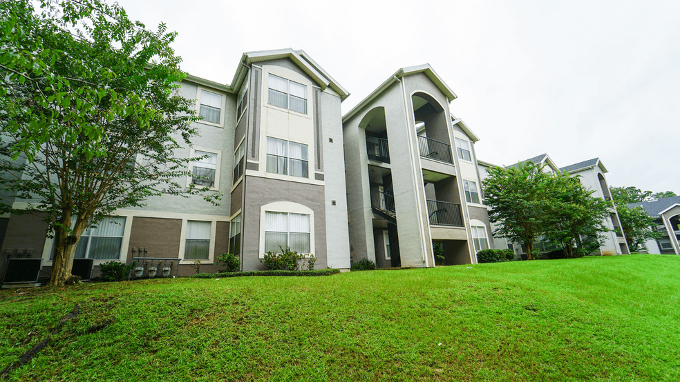 Building Photo - Glen Oaks Apartments