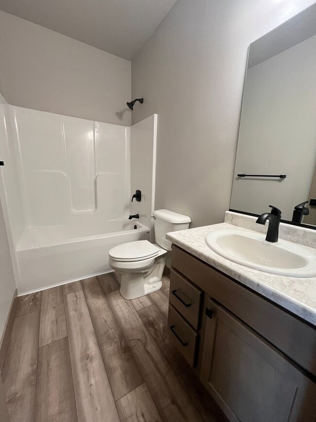 Building Photo - Spacious 2 Bed/2 Bath House with 3 Car Garage!