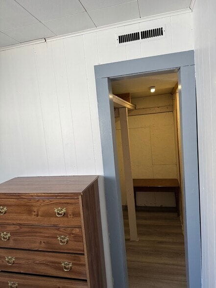 Bedroom closet - 727 Thomsen Ave