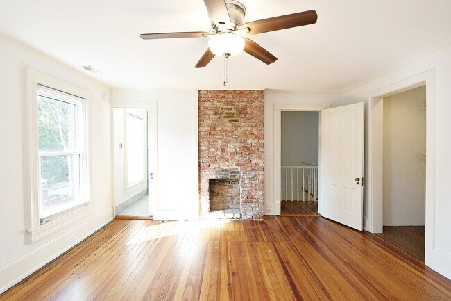 Building Photo - Charming Pet-Friendly Belmont Home With Fenced Yard
