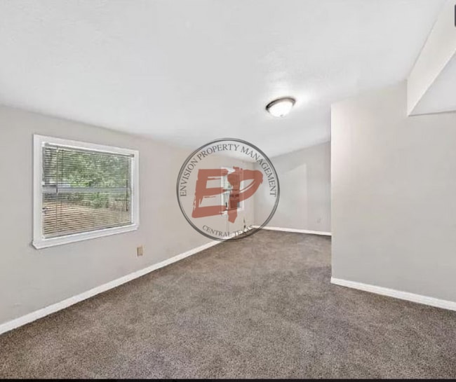 Building Photo - 213 N Oak Dr