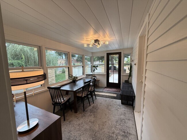 Building Photo - Fully Furnished Home In Great Location - J...