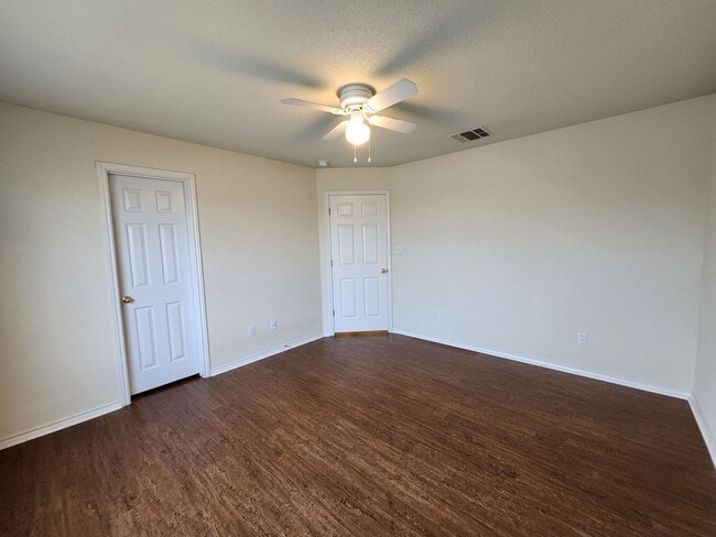 Building Photo - 2/2.5/1   Carpet only on Stairs /Large Fen...
