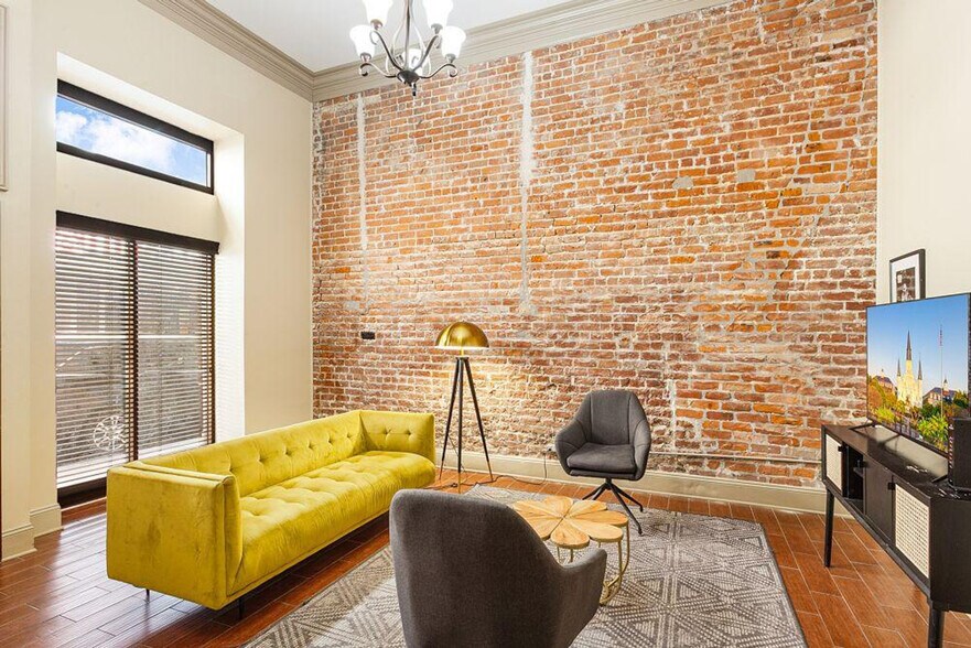 Building Photo - 30 Baronne St
