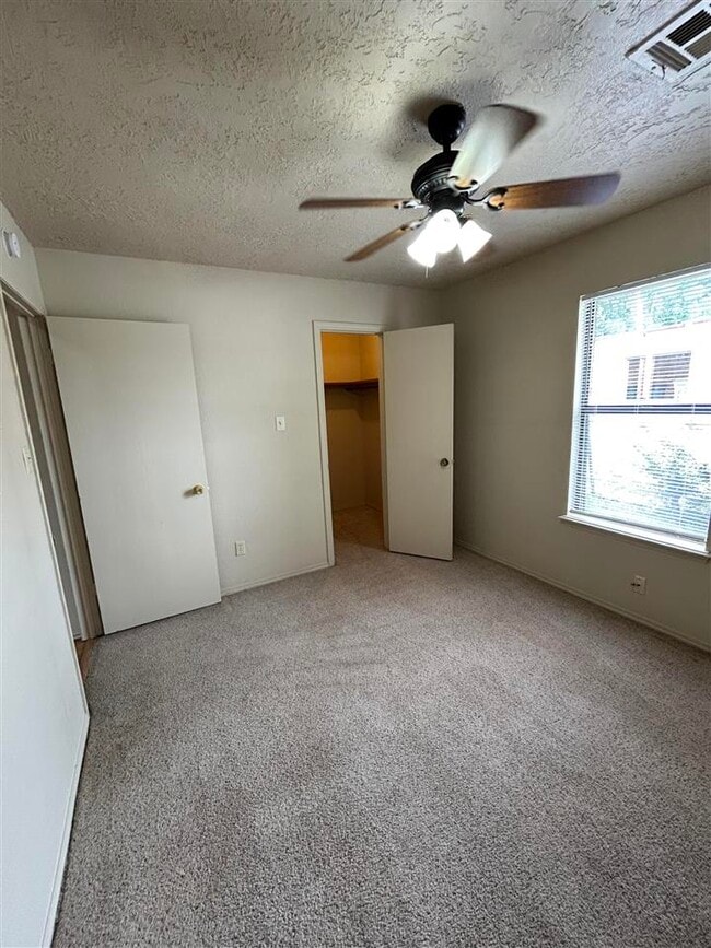 Building Photo - 905 NE Rogers Ln