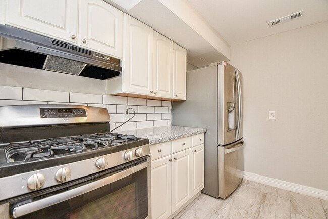 Building Photo - 5811 Greencraig Dr