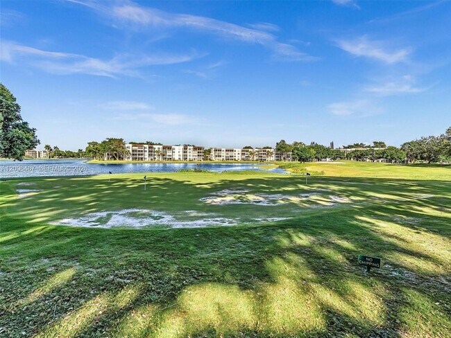 Building Photo - 9340 Lagoon Pl