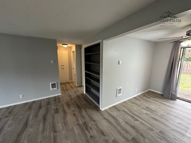 Building Photo - Must see 2 bedroom 1 bath