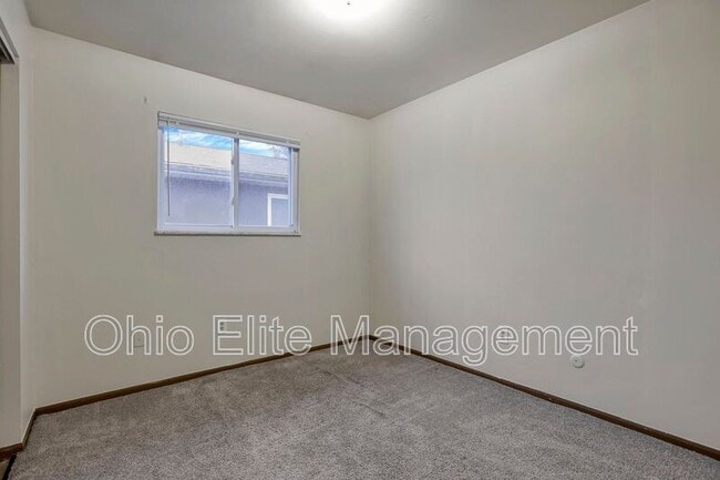 Building Photo - 2460 Hiawatha St