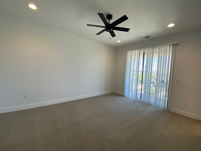 Building Photo - SPACIOUS TOWNHOME AVAILABLE FOR RENT