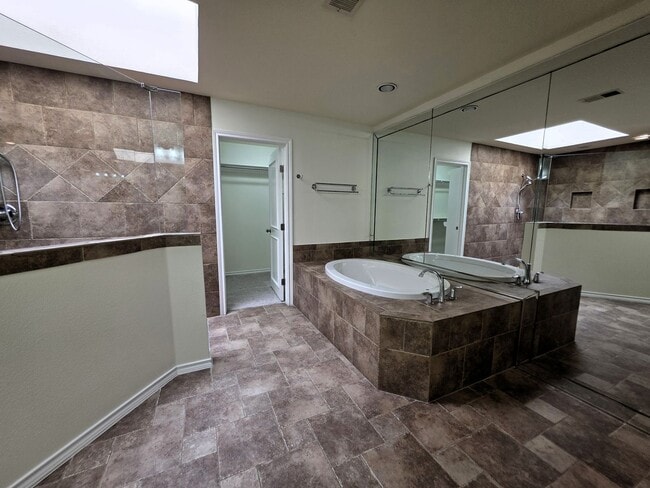 Building Photo - Large Duplex Unit just down the Street fro...