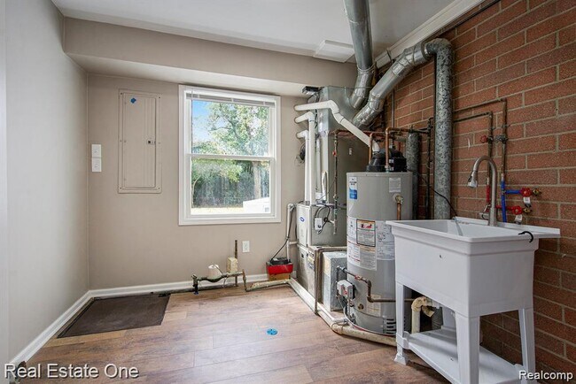 Building Photo - 51275 W Seven Mile Rd