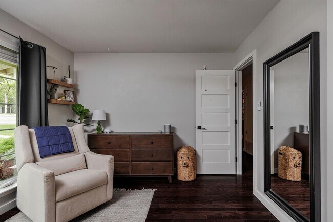 Building Photo - 9101 Heatherwood Dr