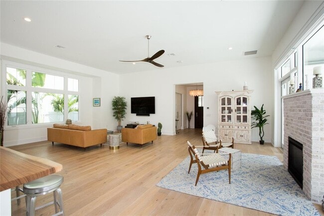 Building Photo - 335 16th Ave NE